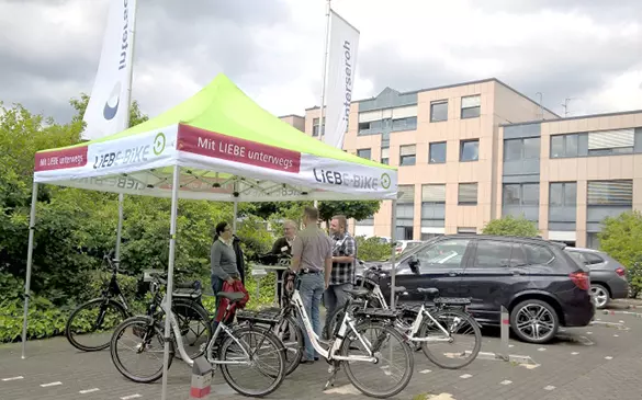 miejska kampania rowerowa - pracownicy Interzero zachęcają mieszkańców do jazdy rowerem na rzecz zrównoważonego rozwoju