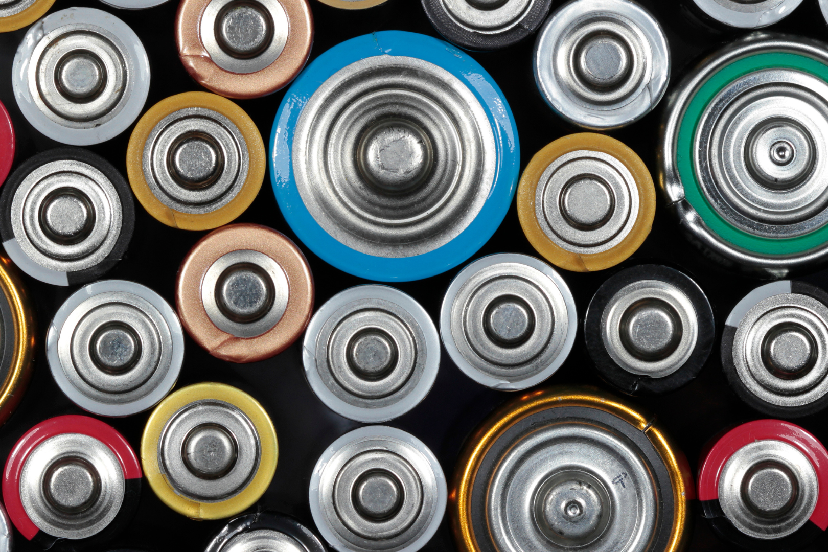 różnej wielkości baterie - elektroodpady, które podlegają obowiązkowi recyklingu