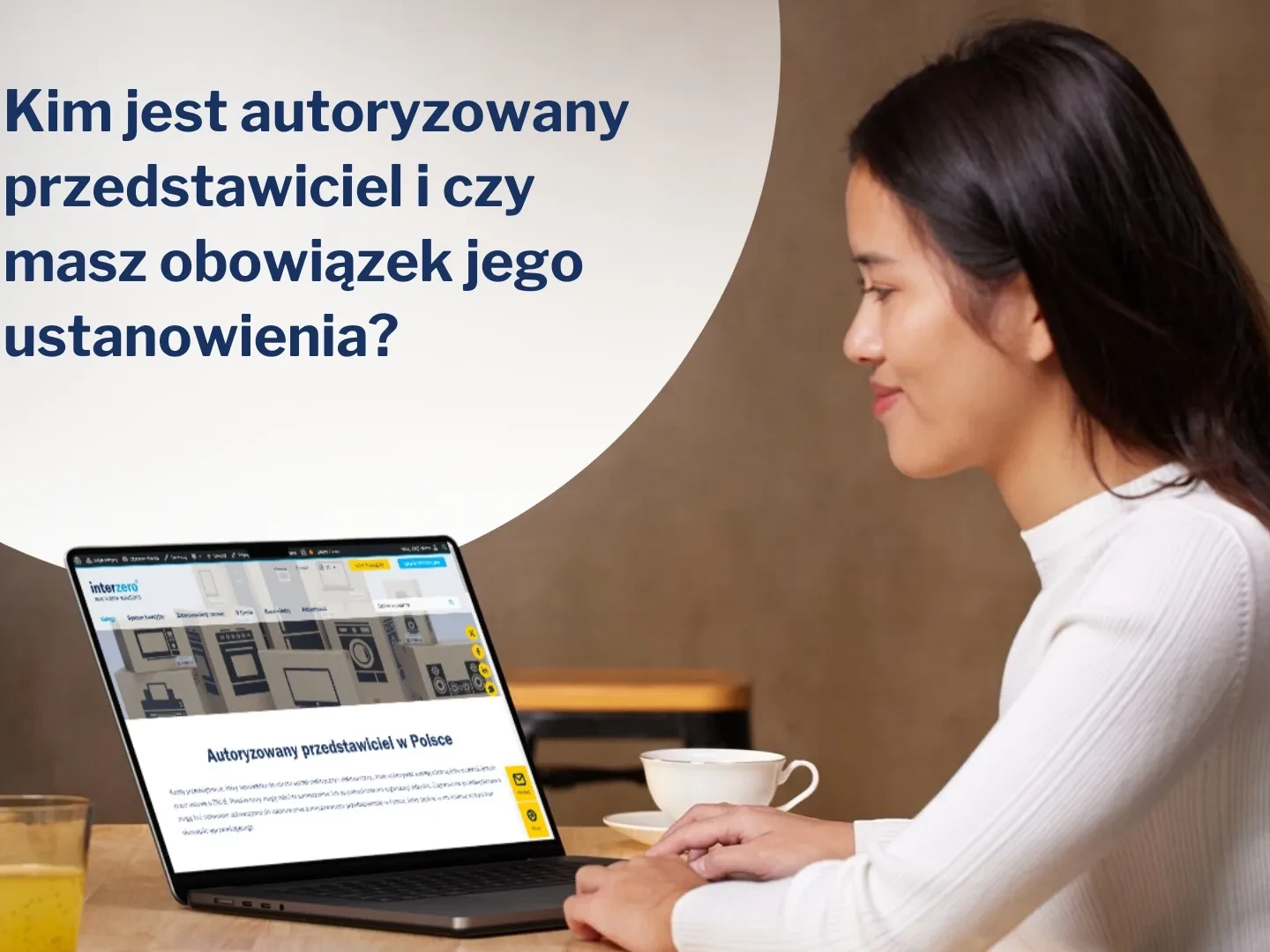 kobieta przeglądająca na laptopie stronę interzero dotyczącą autoryzowanego przedstawiciela