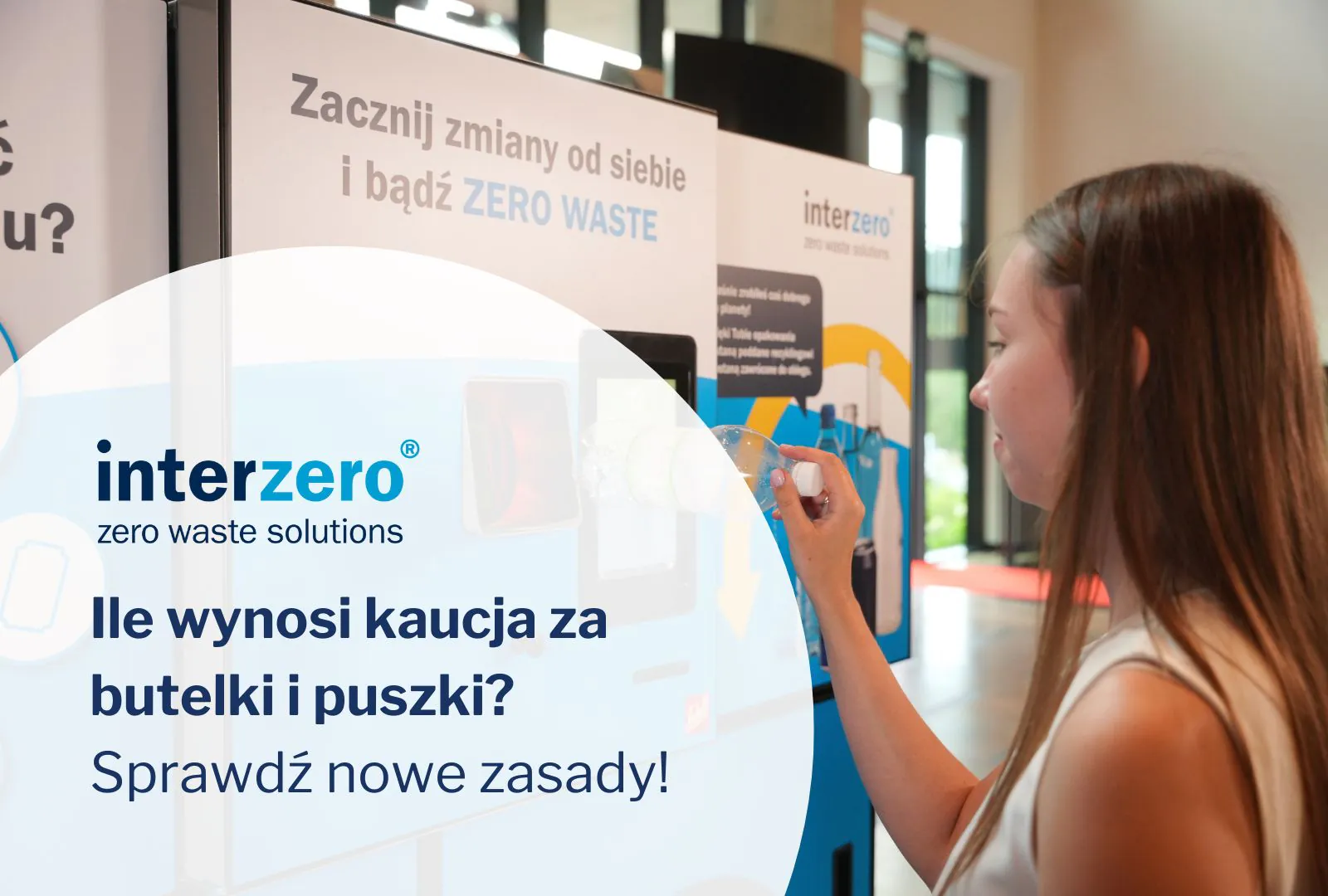 kobieta wrzucająca butelkę plastikową do butelkomatu