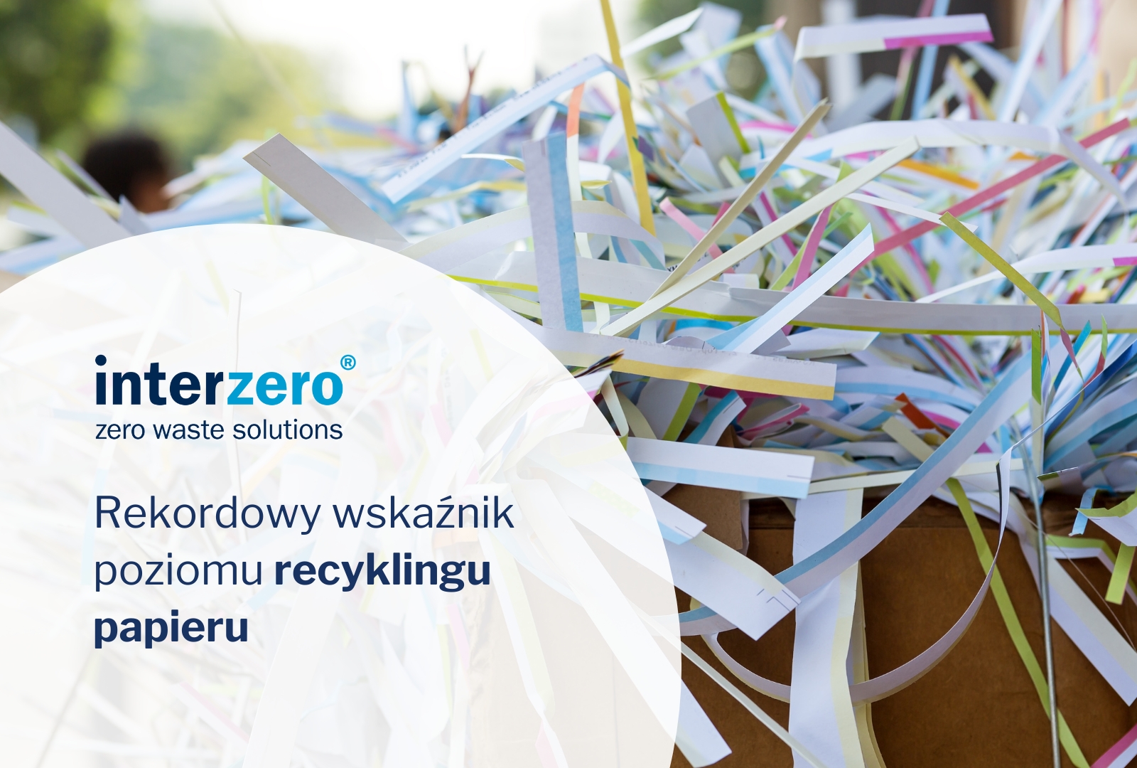 strzępki papieru w kartonie; rośnie poziom recyklingu papieru