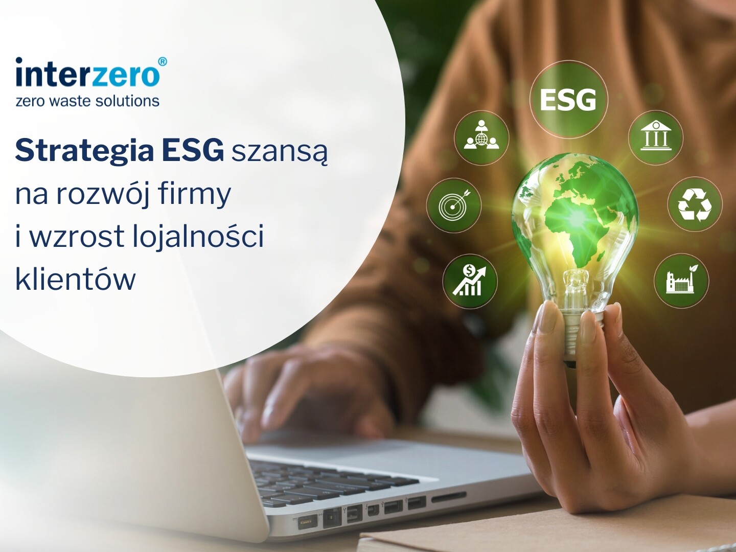 żarówka w dłoniach osoby symbolizująca strategię ESG