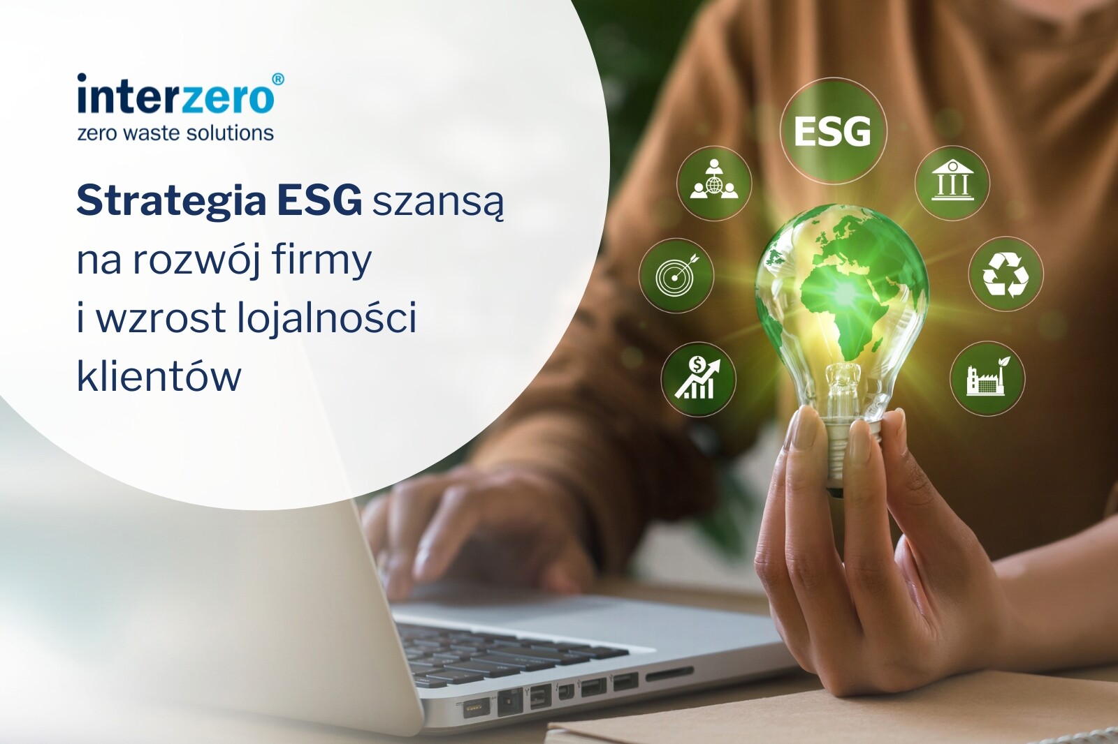 żarówka w dłoniach osoby symbolizująca strategię ESG