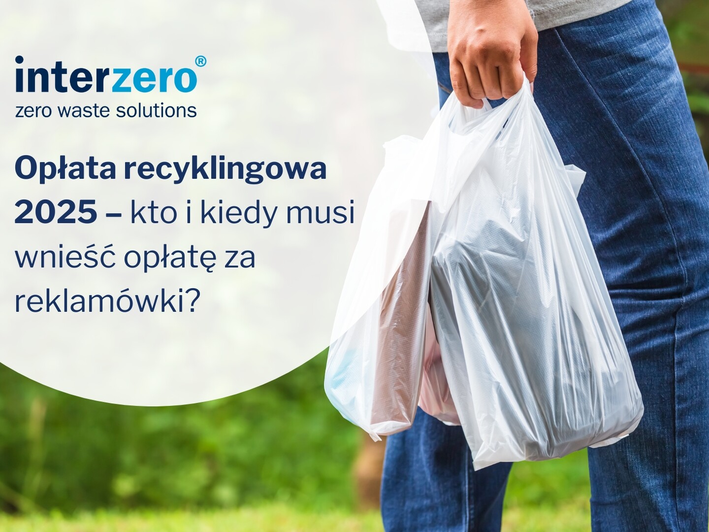 czym jest opłata recyklingowa, mężczyzna niosący reklamówkę z przedmiotami