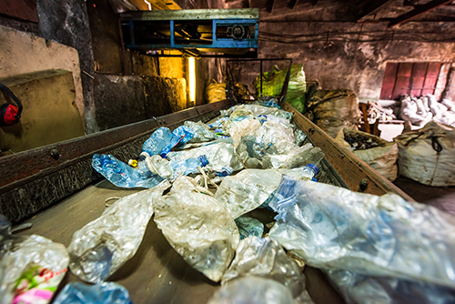 zakład przetwarzający plastikowe butelki