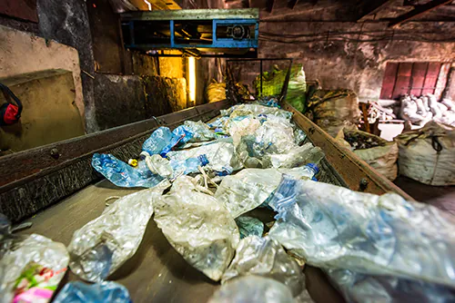 zakład przetwarzający plastikowe butelki