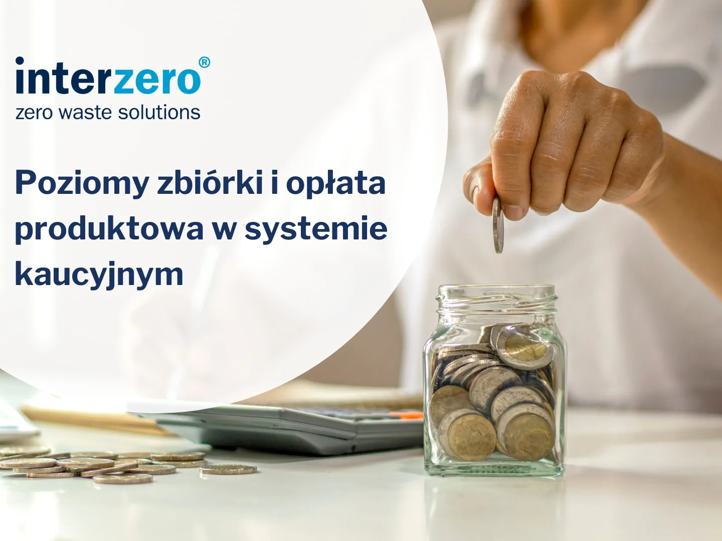 mężczyzna wrzucający monetę do słoika kaucja z systemu kaucyjnego
