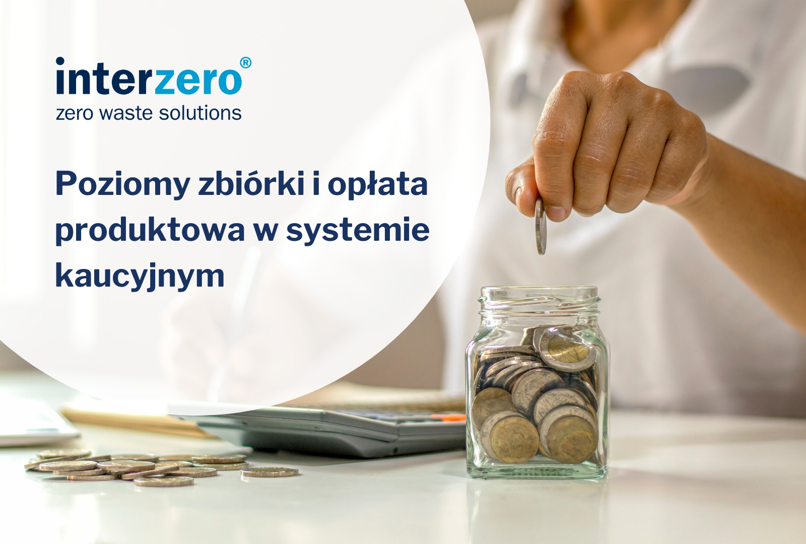 mężczyzna wrzucający monetę do słoika kaucja z systemu kaucyjnego