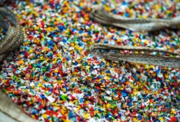 KE przyspiesza cyrkularną transformację sektora recyklingu tworzyw sztucznych